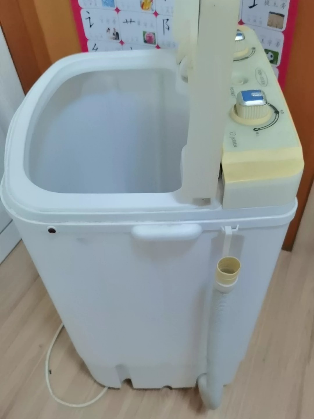 正常使用得小洗衣机，个人闲置不是卖二手家电的，别再问我有没有空调，没有！不能甩干！！！！！！！ 小洗衣机有需要的买，在华润万家260买的， 长40cm宽35cm